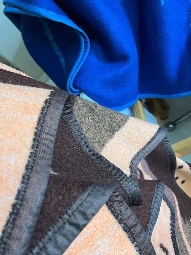 تعدادی پتو و رختخواب|رختخواب، بالش، پتو|بهشهر, |دیوار