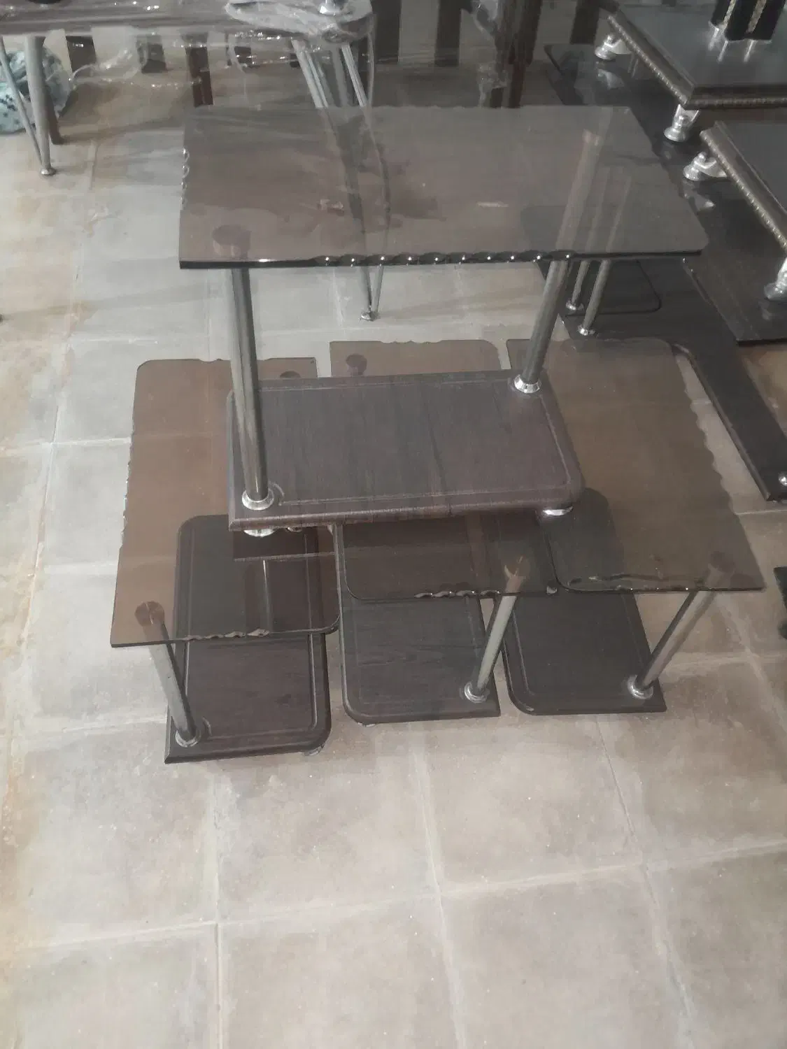 میز و ۴تا گل میز|مبلمان خانگی و میز عسلی|جهرم, |دیوار