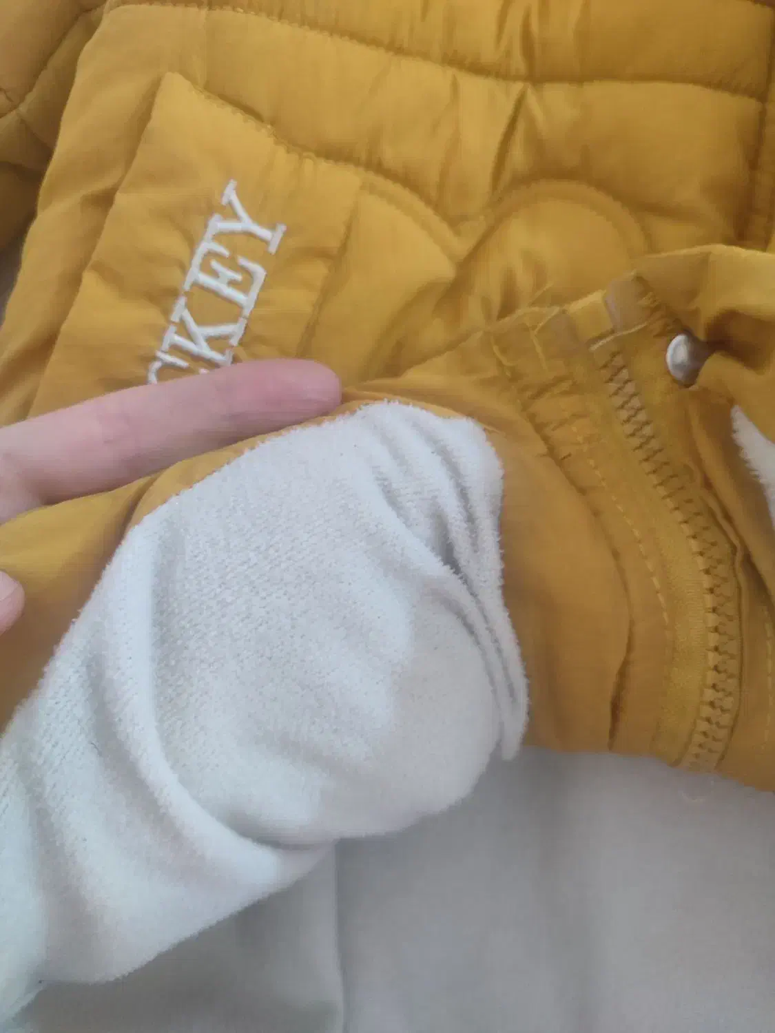 کاپشن|کفش و لباس بچه|رشت, خرسندی|دیوار