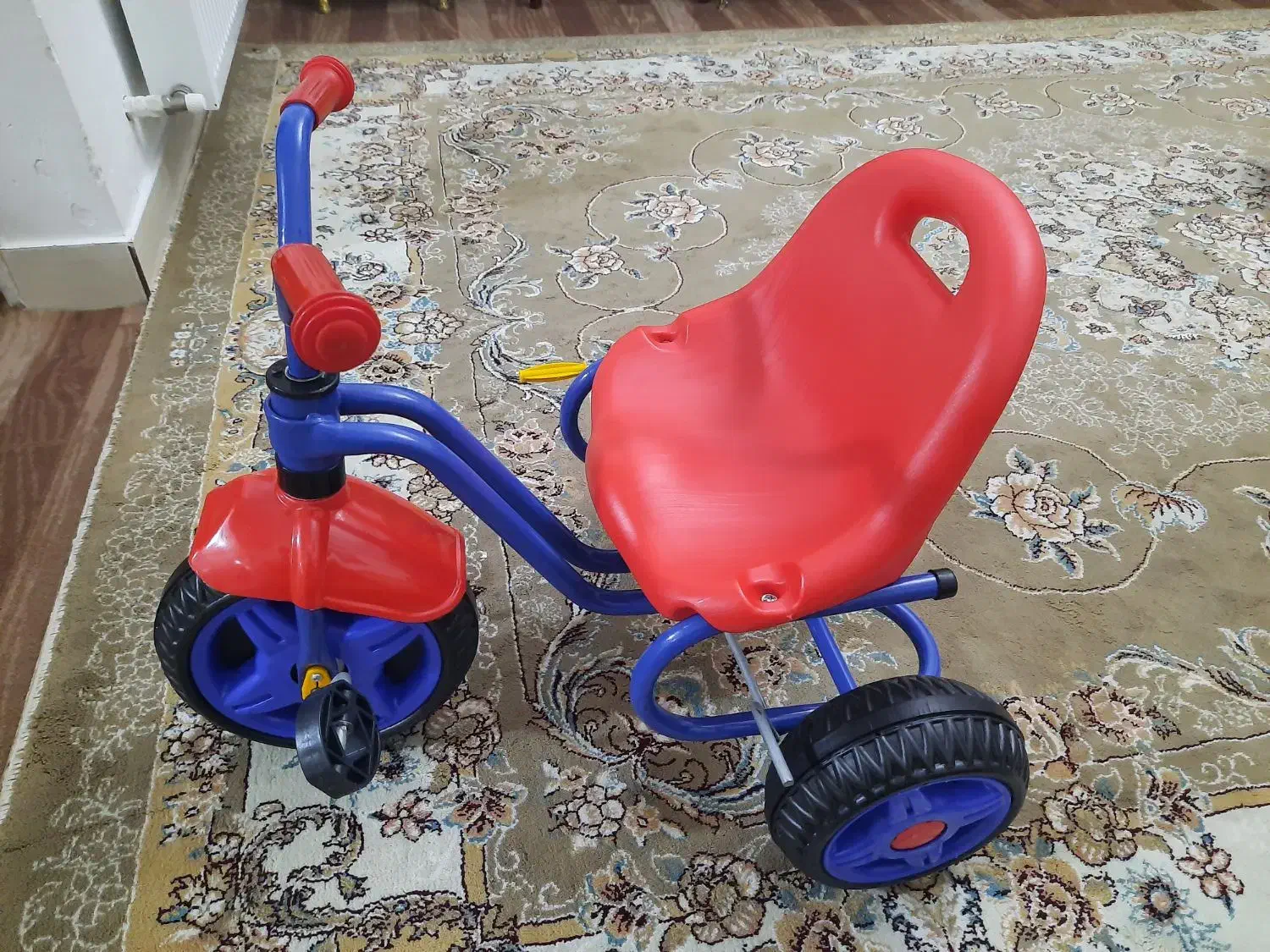 دو عدد سه چرخه|دوچرخه، اسکیت، اسکوتر|اندیشه, اندیشه فاز ۱|دیوار