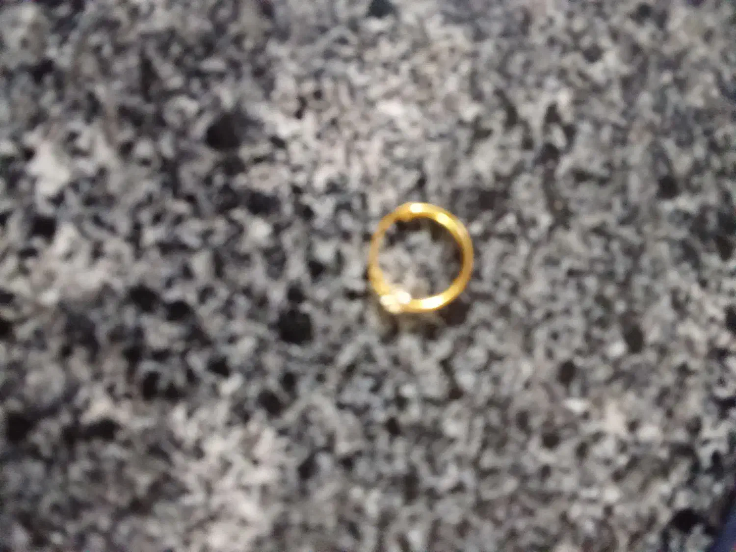 یه لنگ گوشواره حلقه ای گمشده.|اشیا|ازنا, |دیوار