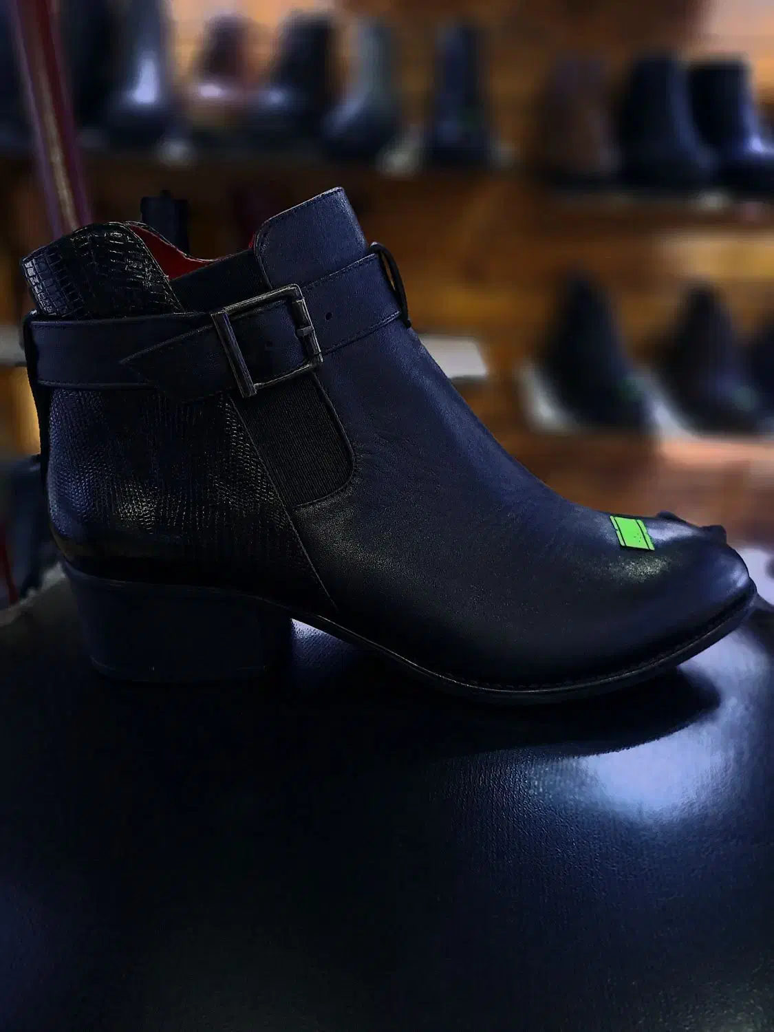 نیم بوت چرم|کیف، کفش، کمربند|لاهیجان, شیشه گران|دیوار