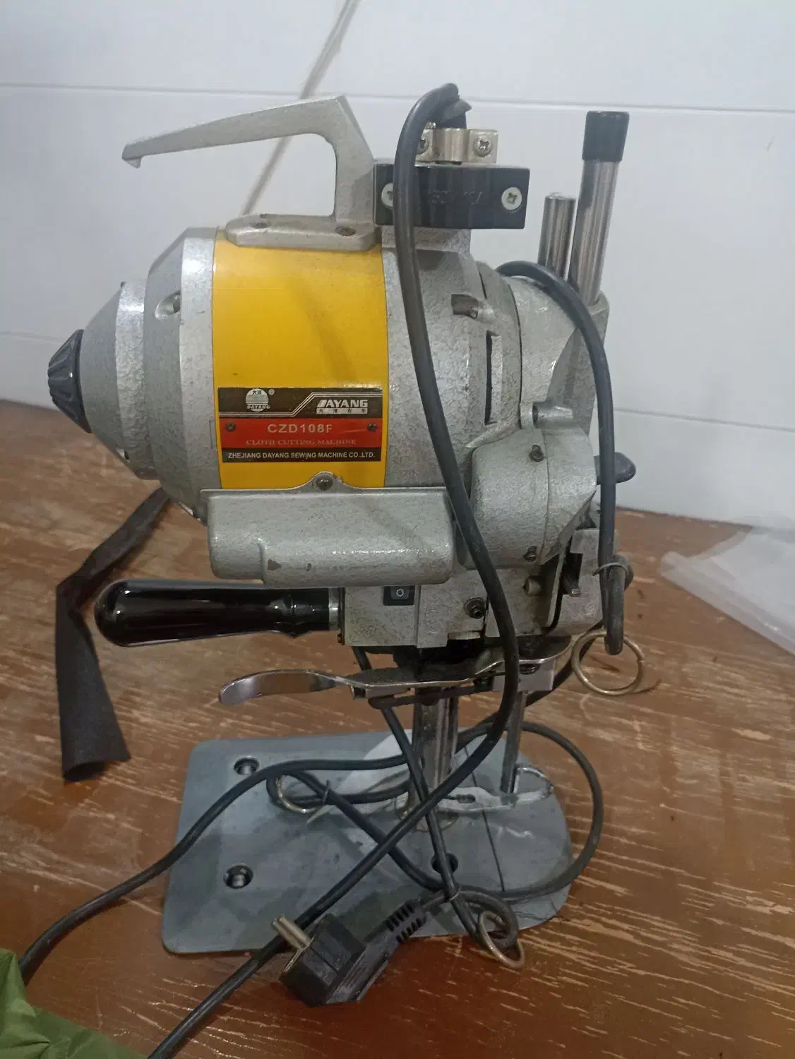 قیچی برقی کاملا سالم|چرخ خیاطی و ریسندگی|تبریز, |دیوار