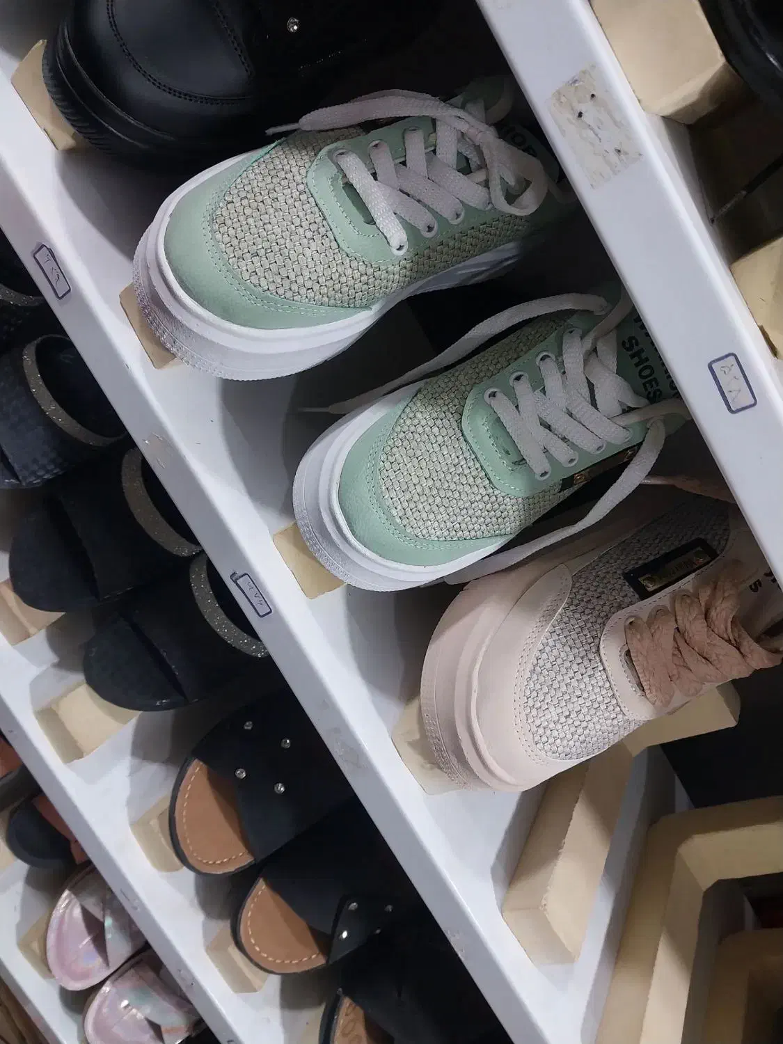 کفش|کیف، کفش، کمربند|درمیان, |دیوار