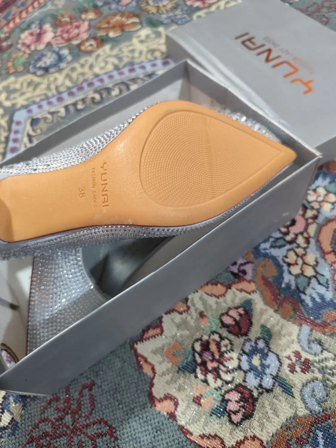 کفش نو|کیف، کفش، کمربند|سراوان, |دیوار