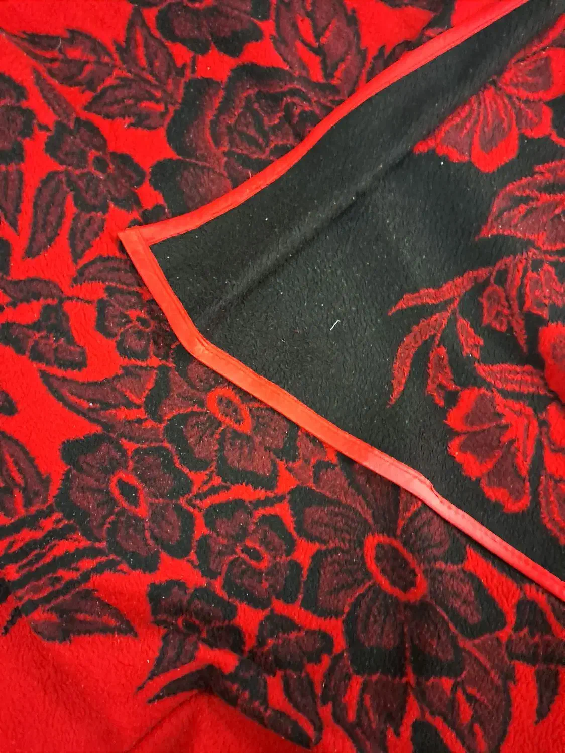 پتو یک نفره سالم قدیمی|رختخواب، بالش، پتو|ساوه, |دیوار