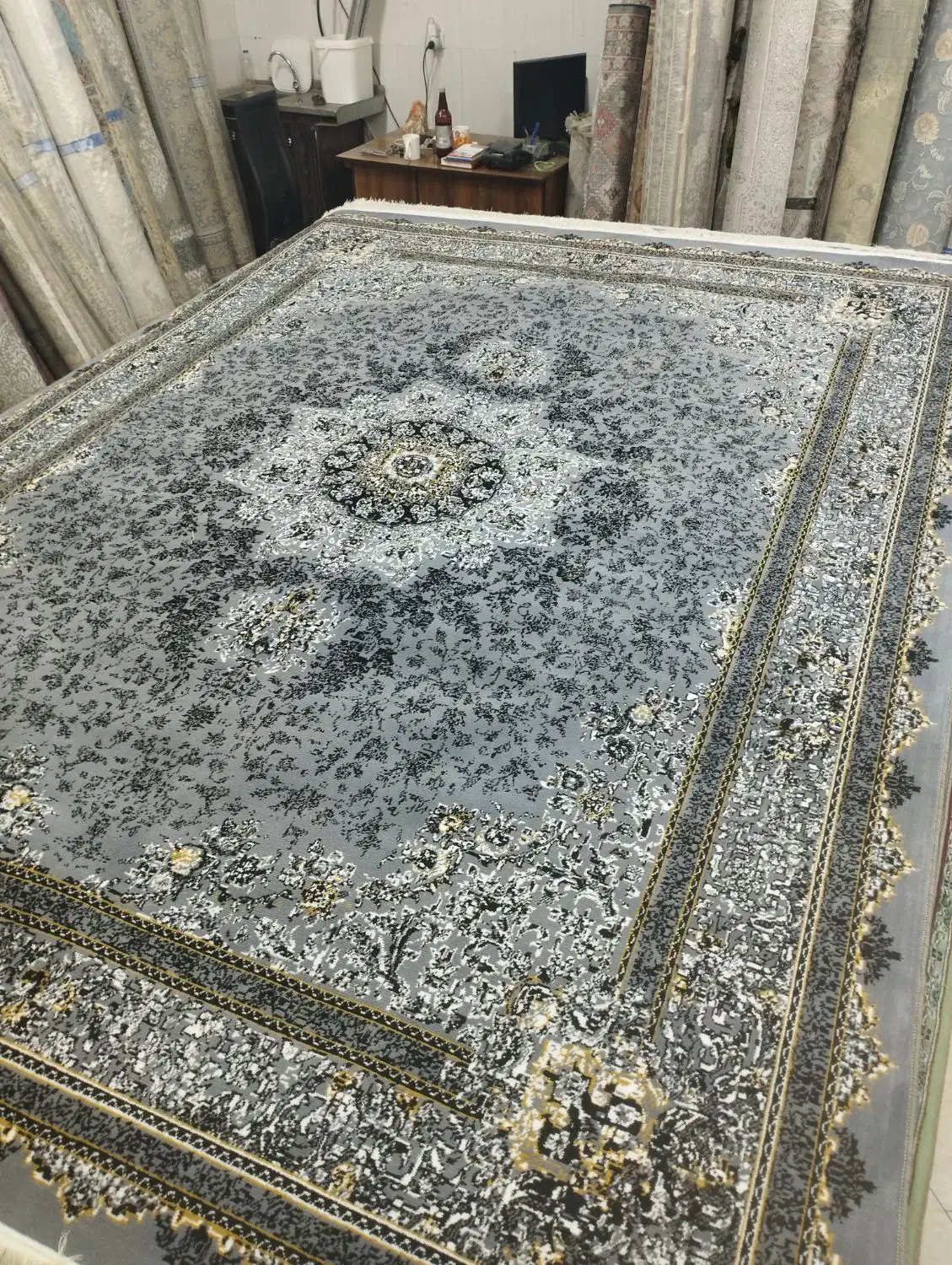 ساحل نقره ای|فرش|اصفهان, عطار نیشابوری|دیوار