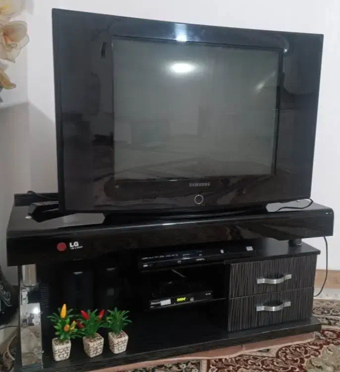 تلویزیون همراه میز تلویزیون|تلویزیون و پروژکتور|شریف‌آباد, |دیوار