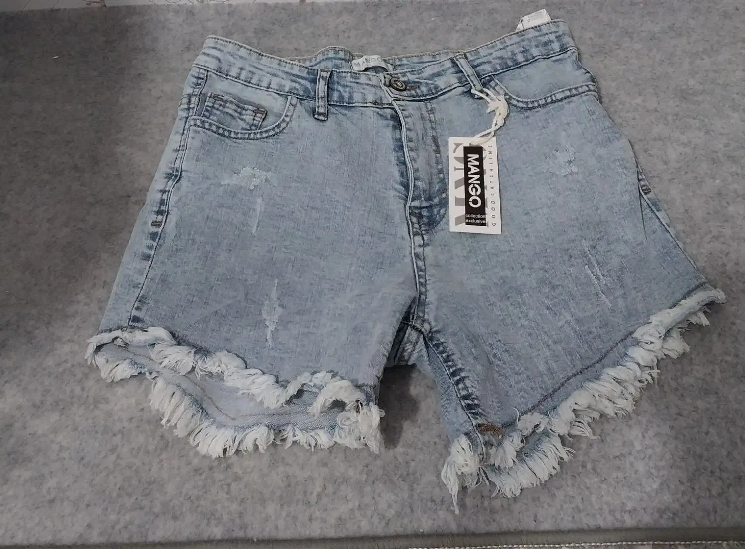 چند عدد لباس نو|لباس|قم, نیروگاه|دیوار