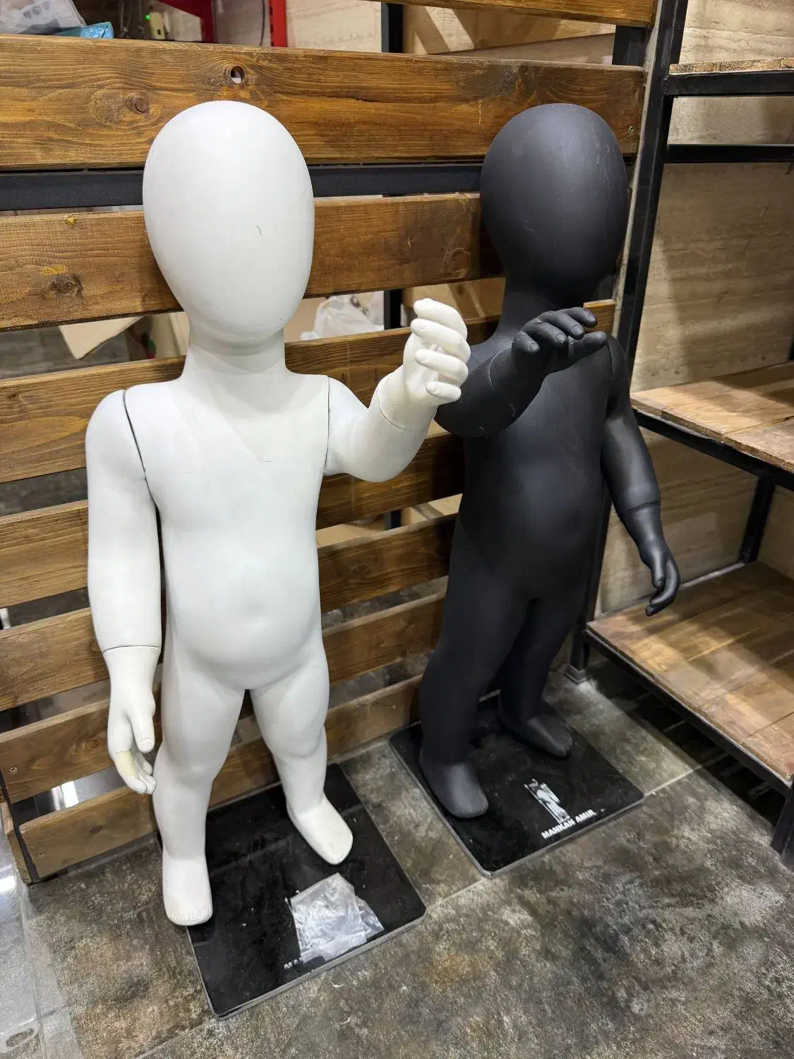 رگال/لامپ ریلی/مانکن/ویترین|فروشگاه و مغازه|اندیشه, اندیشه فاز ۱|دیوار