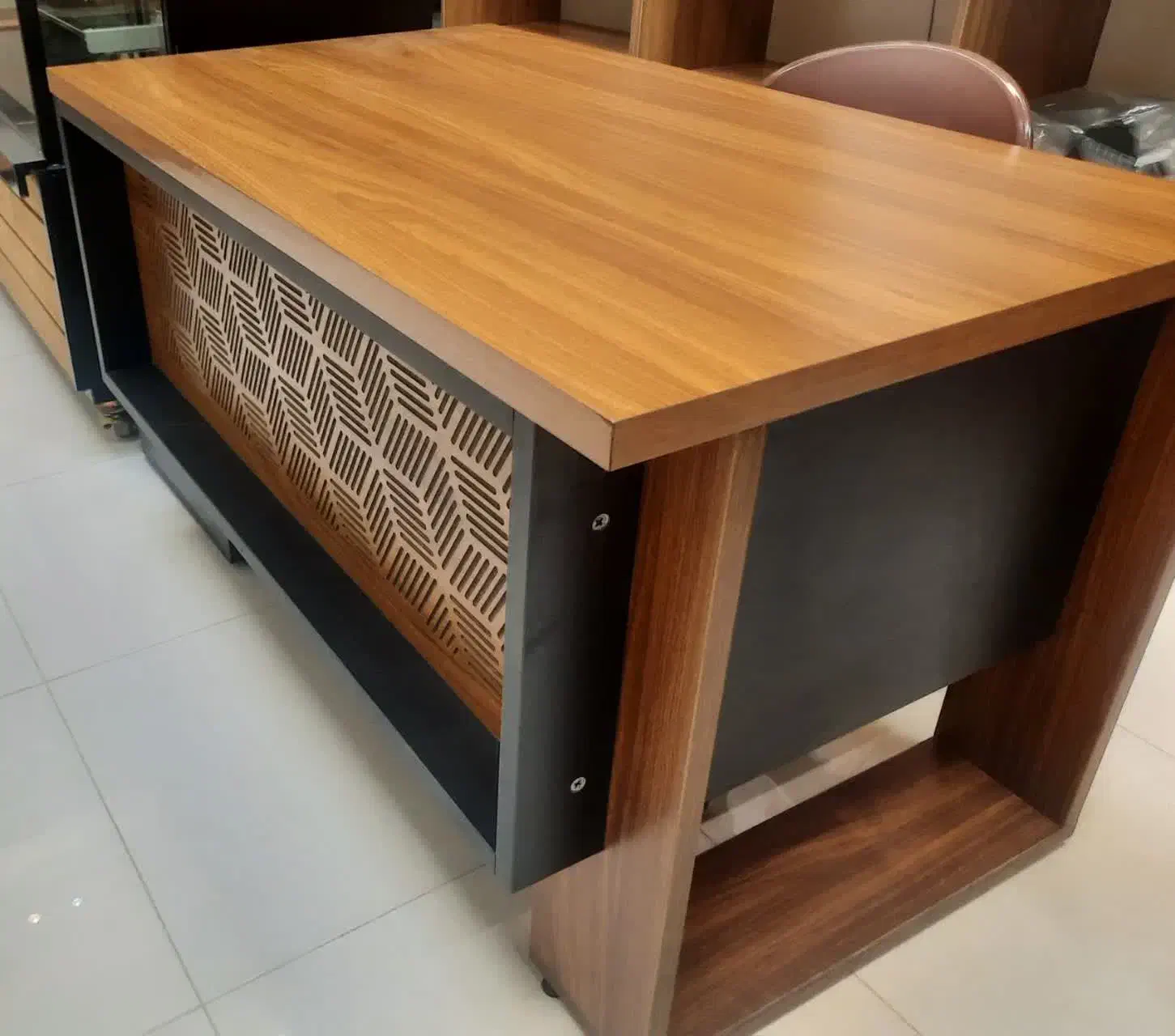 یک عدد میز کارمندی خیلی شیک در حد نو|فروشگاه و مغازه|اردکان, |دیوار