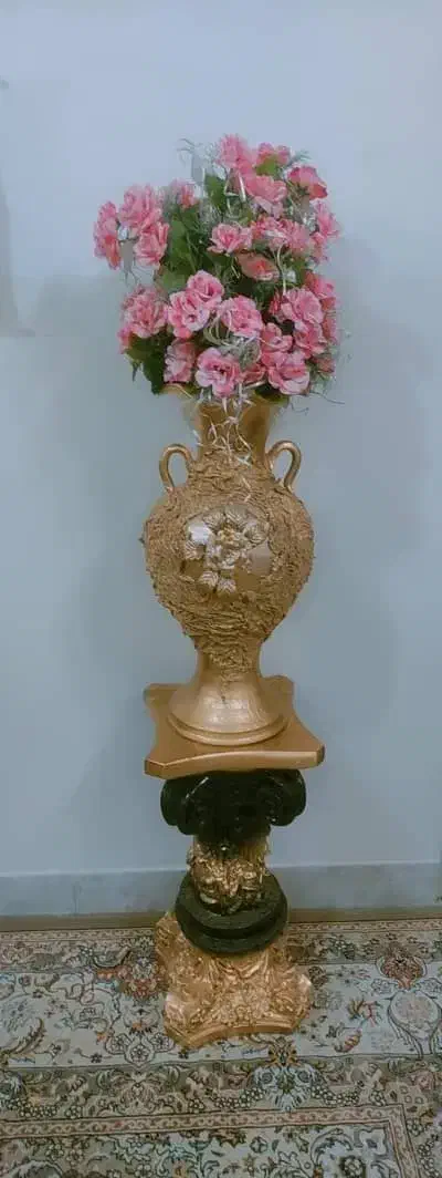 گل و گلدان وپایه بزرگ کنار سالنی بزرگ|صنایع دستی و سایر لوازم تزئینی|قم, کلهری|دیوار