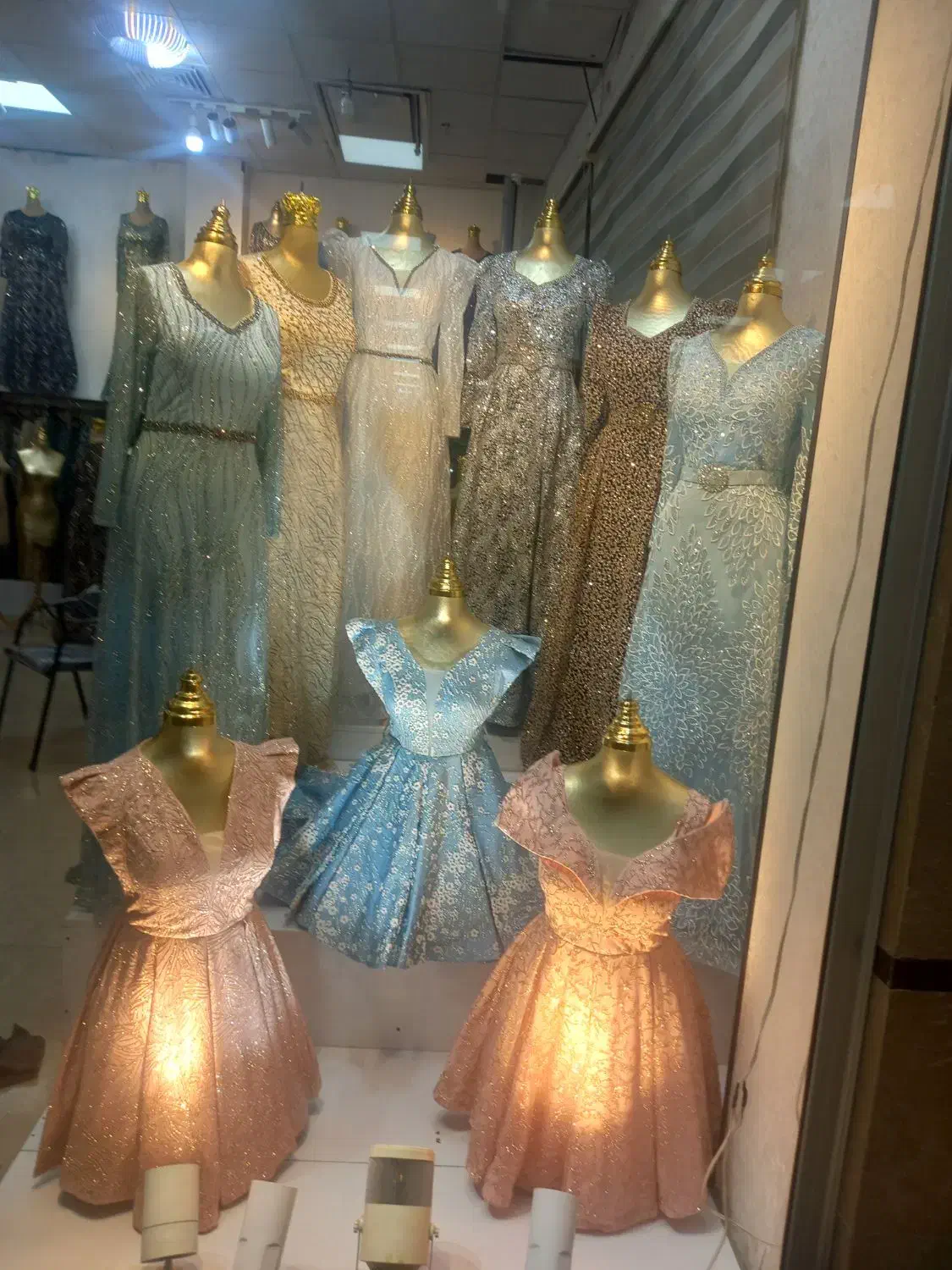 به تعدادی فروشنده پوشاک زنانه نیازمندیم|استخدام خدمات فروشگاه و رستوران|تهران, امام زاده حسن|دیوار