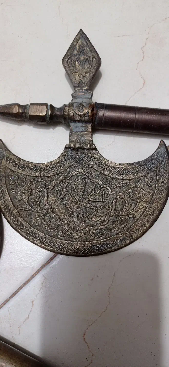 تبر برنجی|کلکسیون اشیاء عتیقه|اصفهان, حصه جنوبی|دیوار