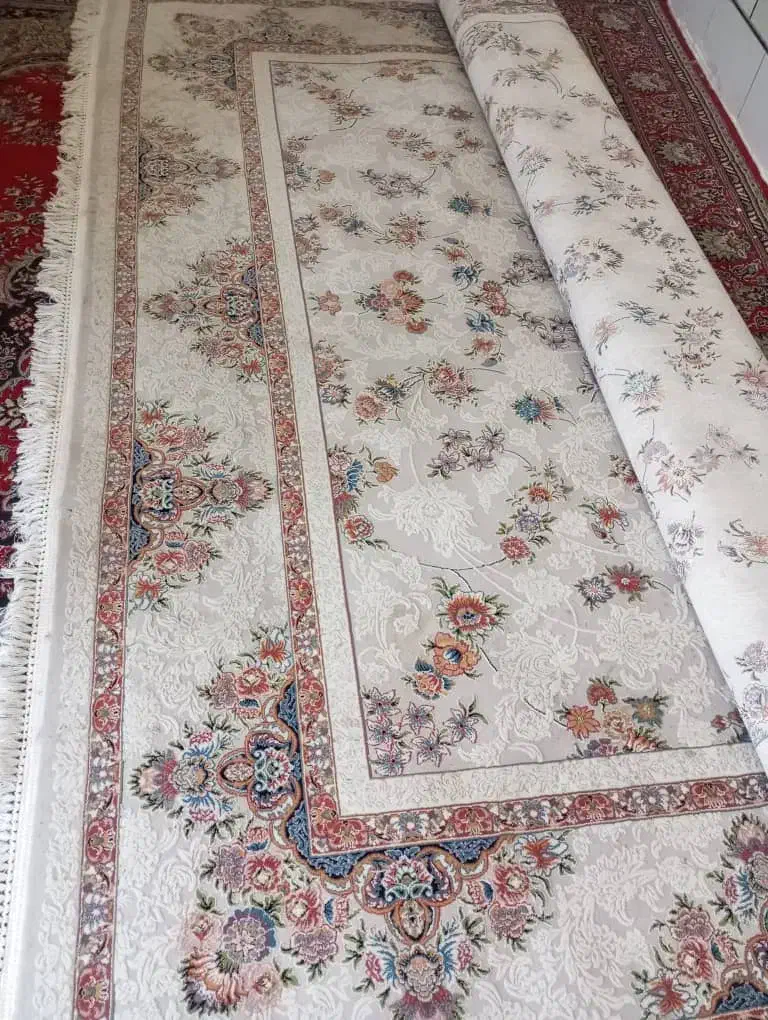 قالی در حد نو|فرش|نی‌ریز, |دیوار