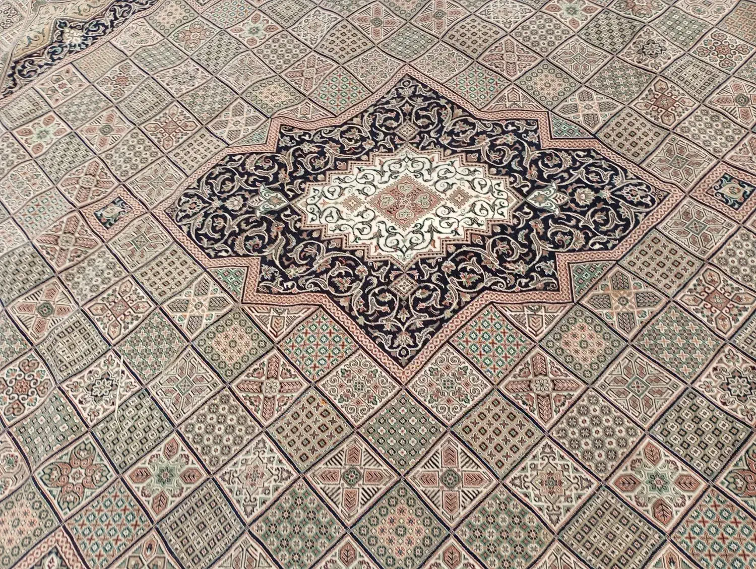 فرش ۱۲ و ۹ متری|فرش|آستانه اشرفیه, |دیوار