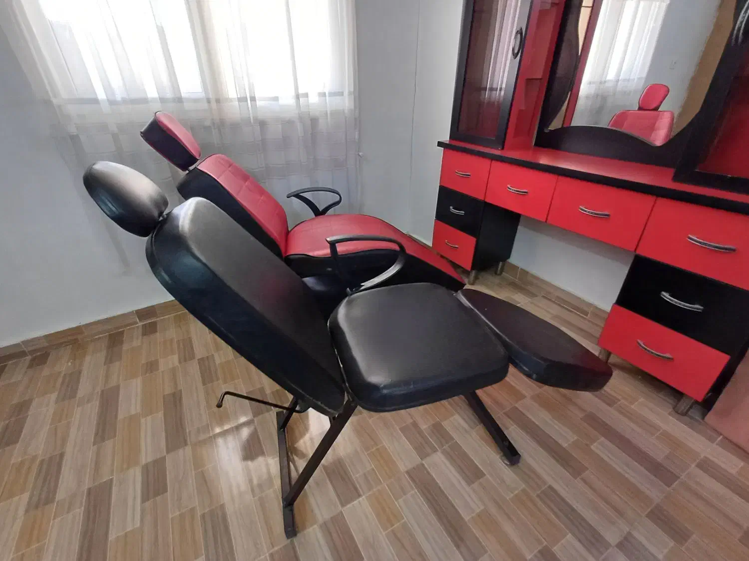 صندلی آرایشگاه/ویترین آرایشگاه|آرایشگاه و سالنهای زیبایی|صباشهر, |دیوار