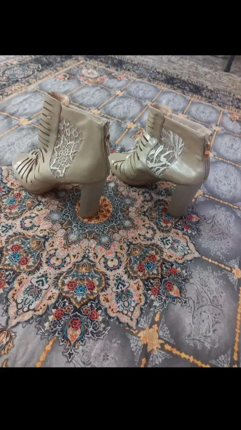 کفش صندل|کیف، کفش، کمربند|مسجد سلیمان, |دیوار