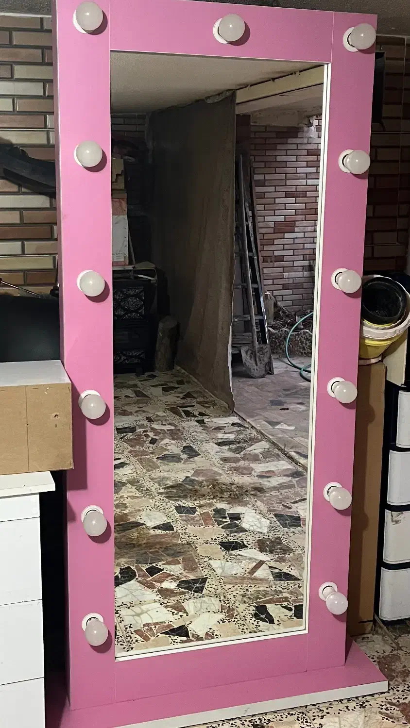 آینه ایستاده چراغ دار|آینه|بندر انزلی, آذربایجان|دیوار