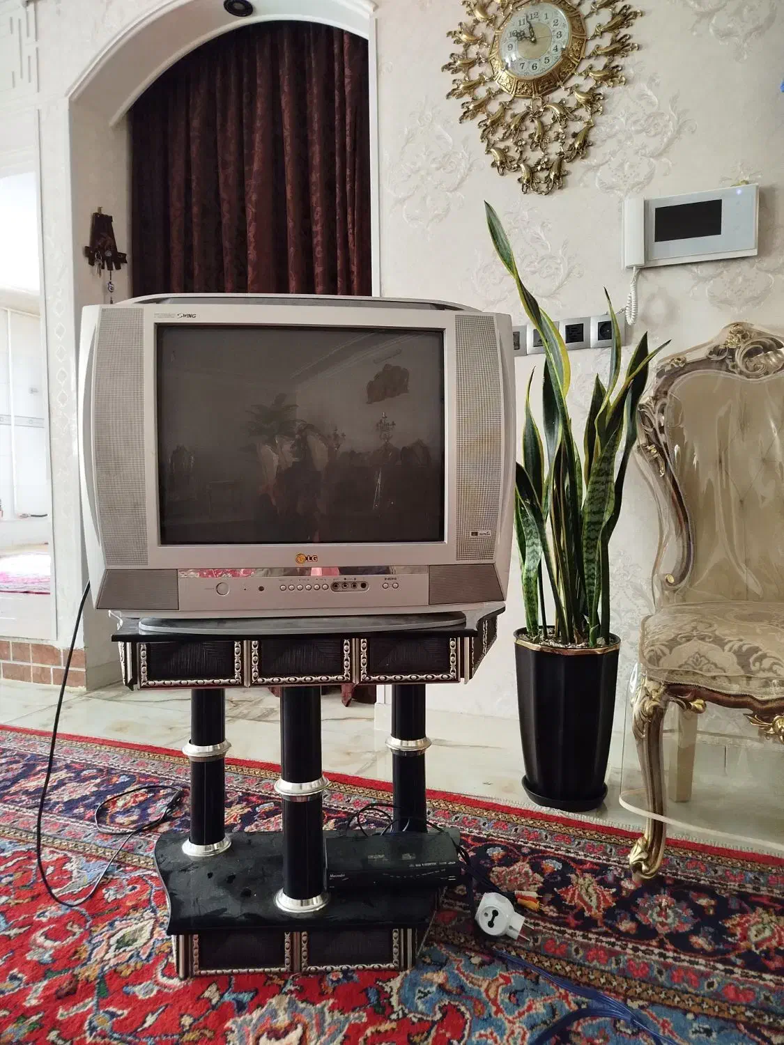 تلوزیون ۲۱ با دستگاه دیجیتال سالم وتمیز|تلویزیون و پروژکتور|همدان, |دیوار