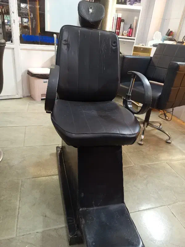 با سلام یک عدد صندل. اصلاح به فروش میرسد|آرایشگاه و سالن‌های زیبایی|ارومیه, |دیوار