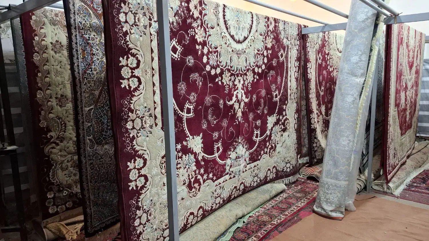 فرش جفت۱۲متری قرمززرشکی تمام‌نخ جنس مخمل|فرش|آزادشهر, |دیوار