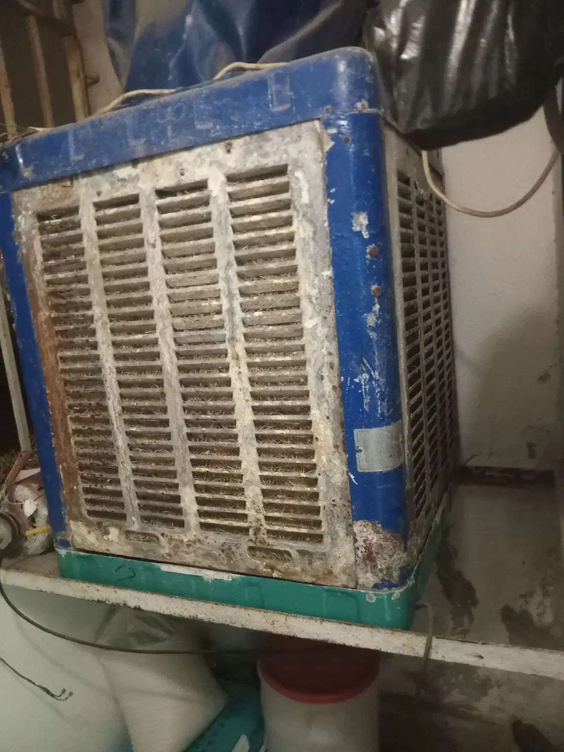 کولر دریچه بالا در حال کار|کولر آبی|ری, دیلمان|دیوار