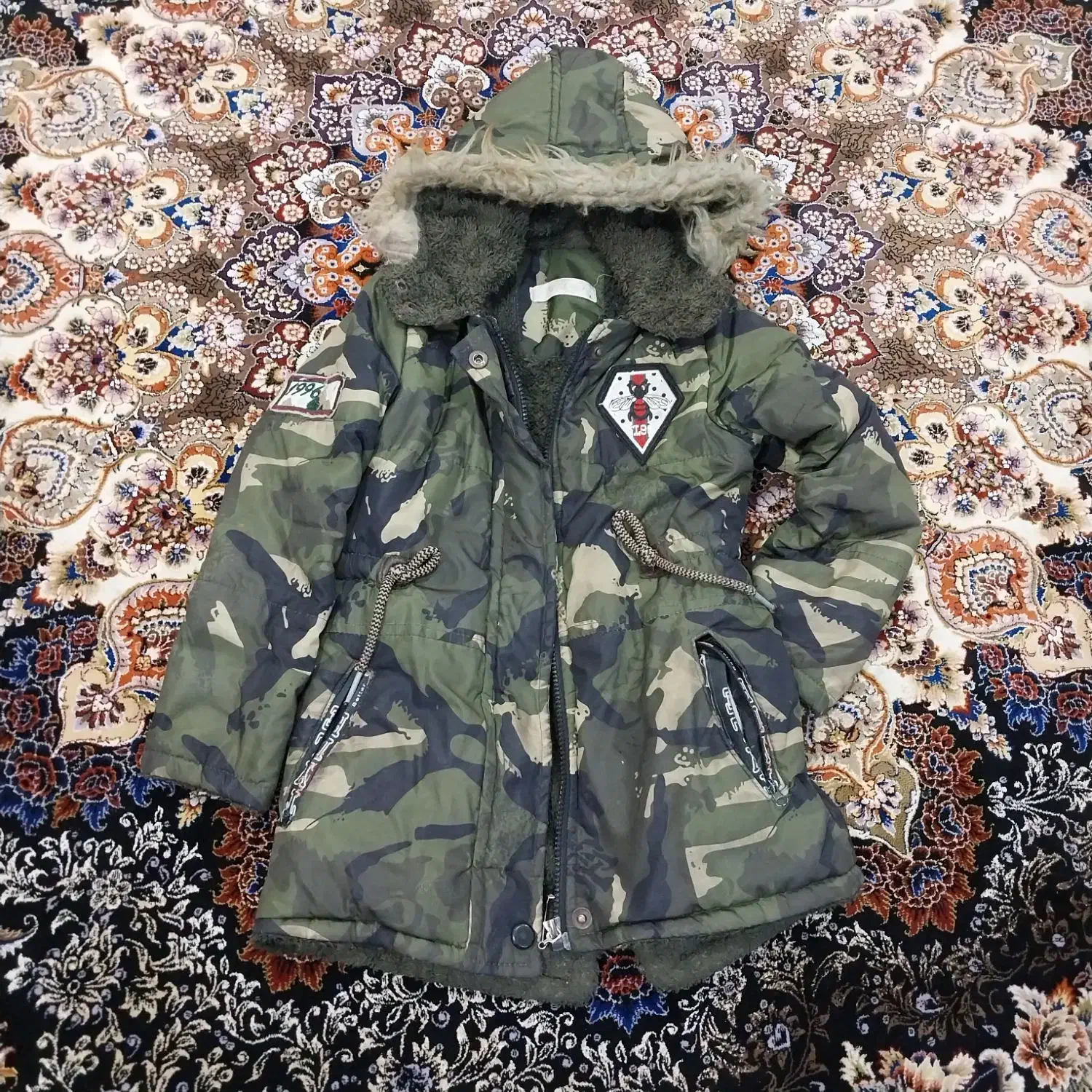 دوکاپشن و یک پالتو|لباس|اهواز, سپیدار|دیوار