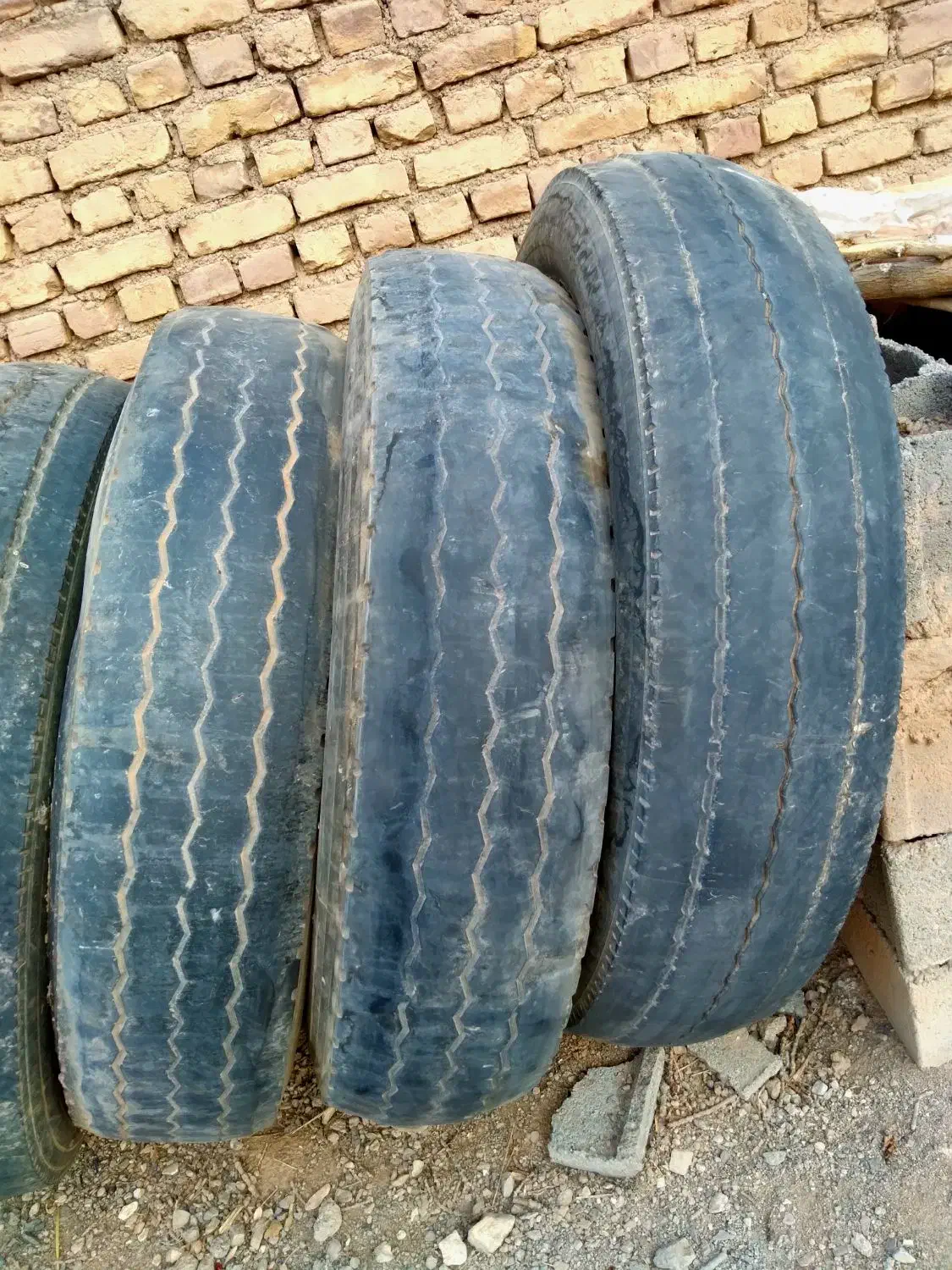 تعداد ۹ حلقه لاستیک کامیون ۲۴|قطعات یدکی و لوازم جانبی|تربت جام, میان جام|دیوار