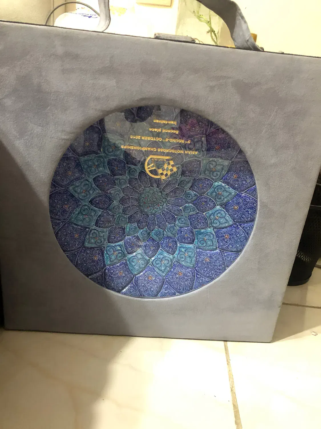 بشقاب دیوار کوب مینا کاری شده همراه کیف|تابلو، نقاشی، عکس|شیراز, زرهی|دیوار