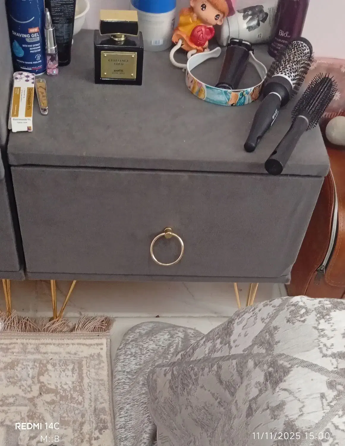 یک تخت دونفره با پاف کنار تخت و میز|تخت و سرویس خواب|محمدیه-قزوین, |دیوار