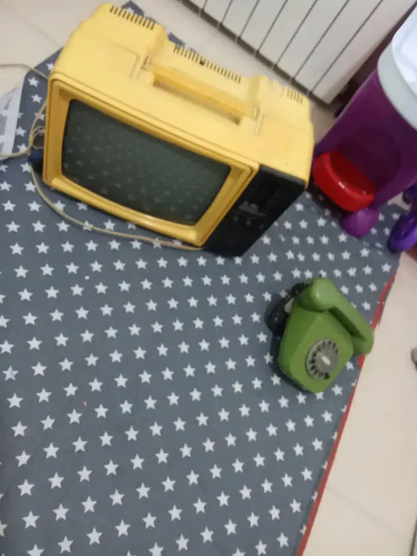 یک عدد تلویزیون قدیمی و یک عدد تلفن خانگی قدیمی|کلکسیون اشیاء عتیقه|گلپایگان, |دیوار