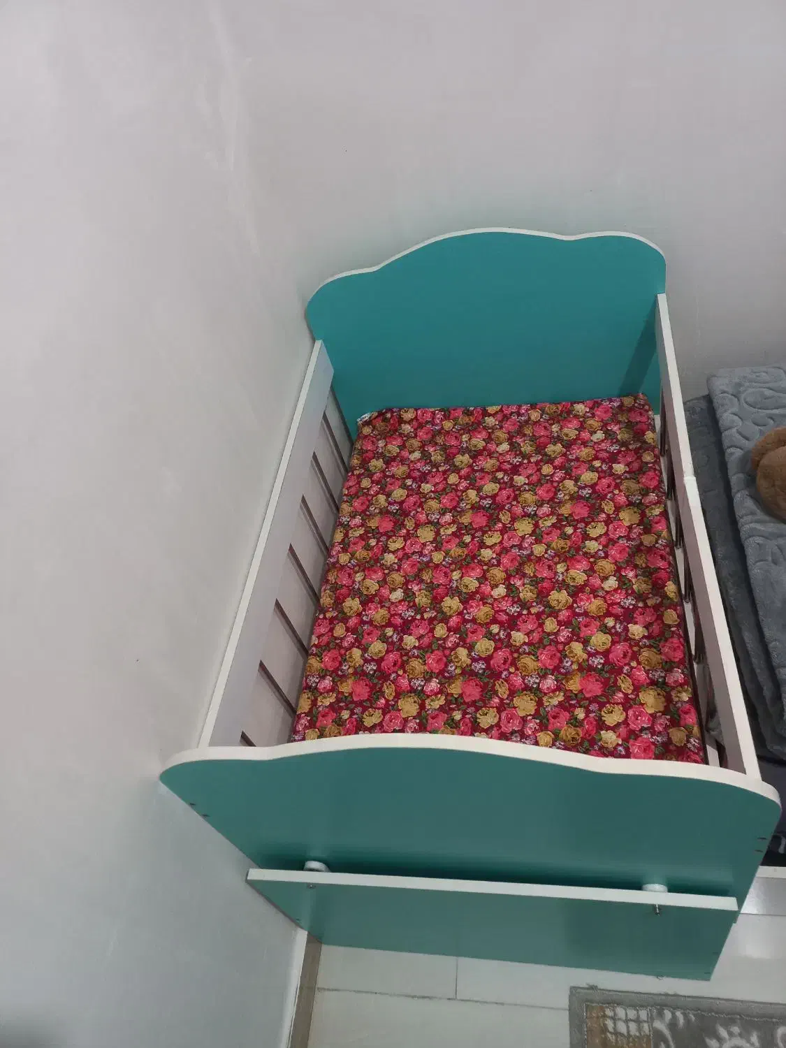 تخت|تخت و صندلی بچه|رشت, هلال احمر|دیوار