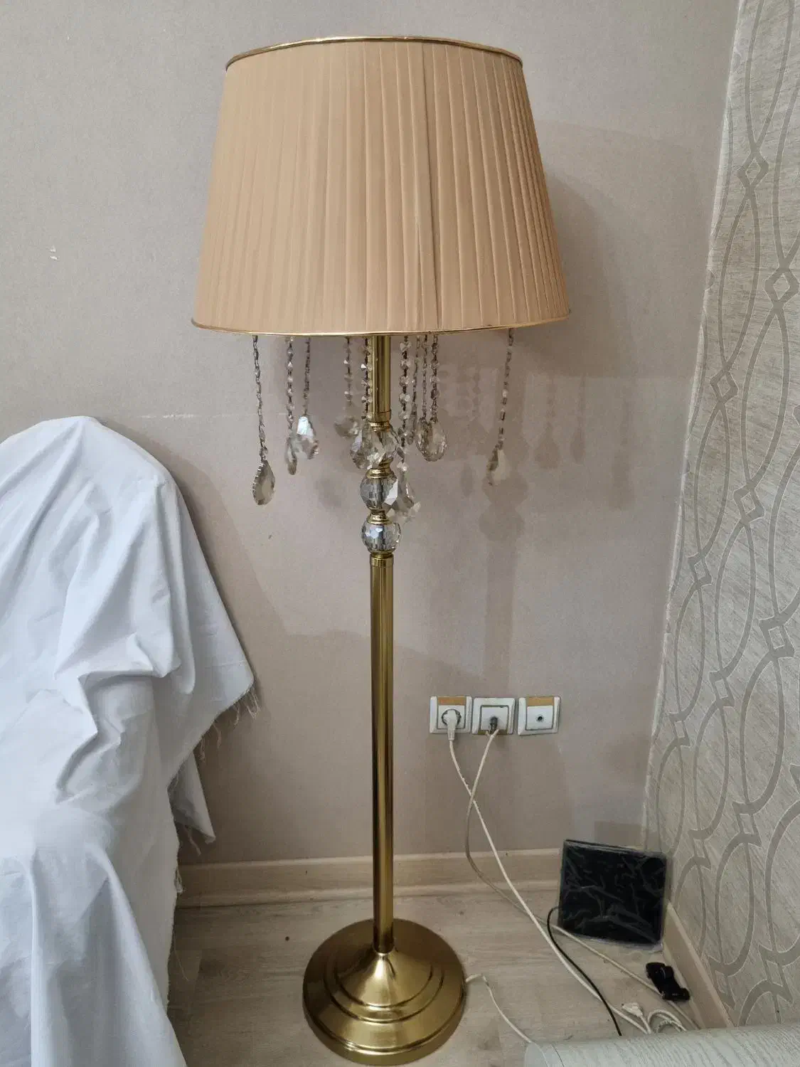 آباژور ایستاده سالم و نو|چراغ خواب و آباژور|رشت, نیکمرام|دیوار