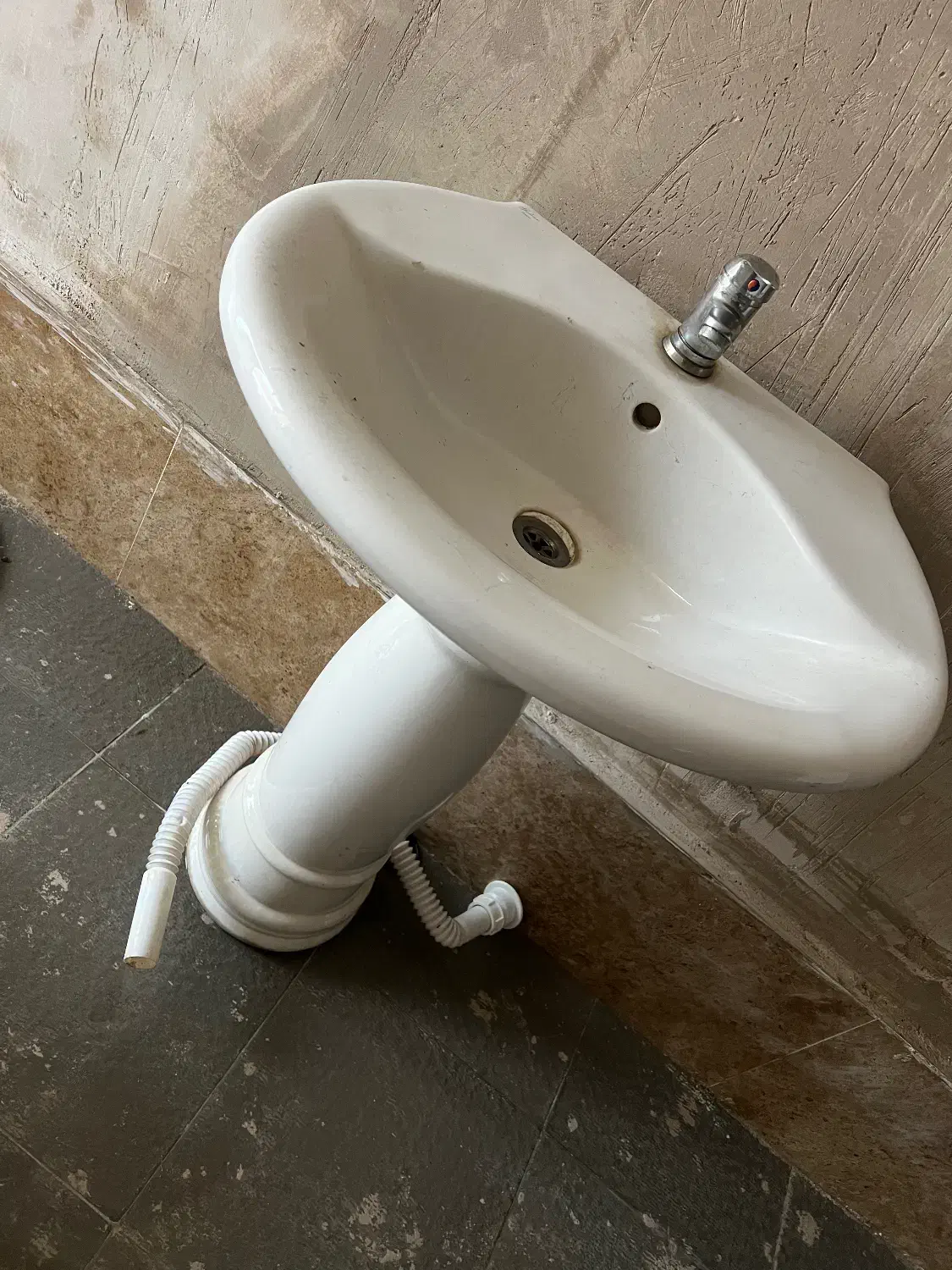 روشویی کاملا سالم و تمیز بدون شیر|لوازم سرویس بهداشتی|مرند, |دیوار