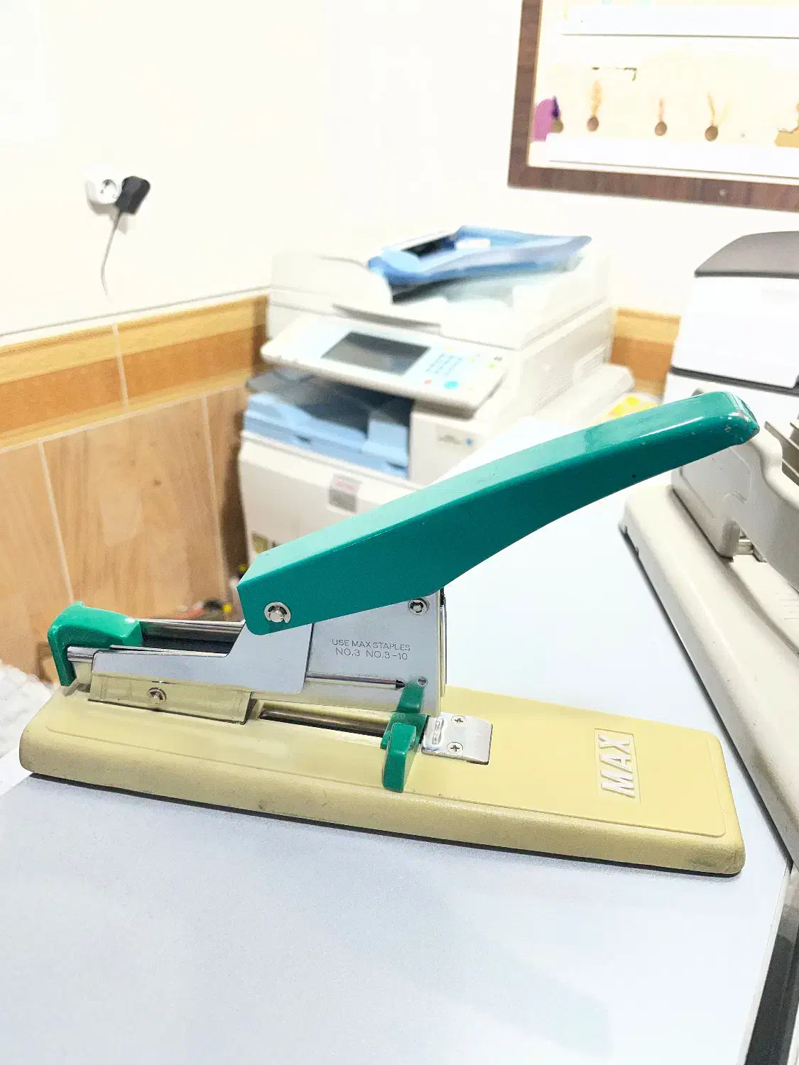 منگنه میخکوب کتاب|لوازم التحریر|شاهین دژ, |دیوار