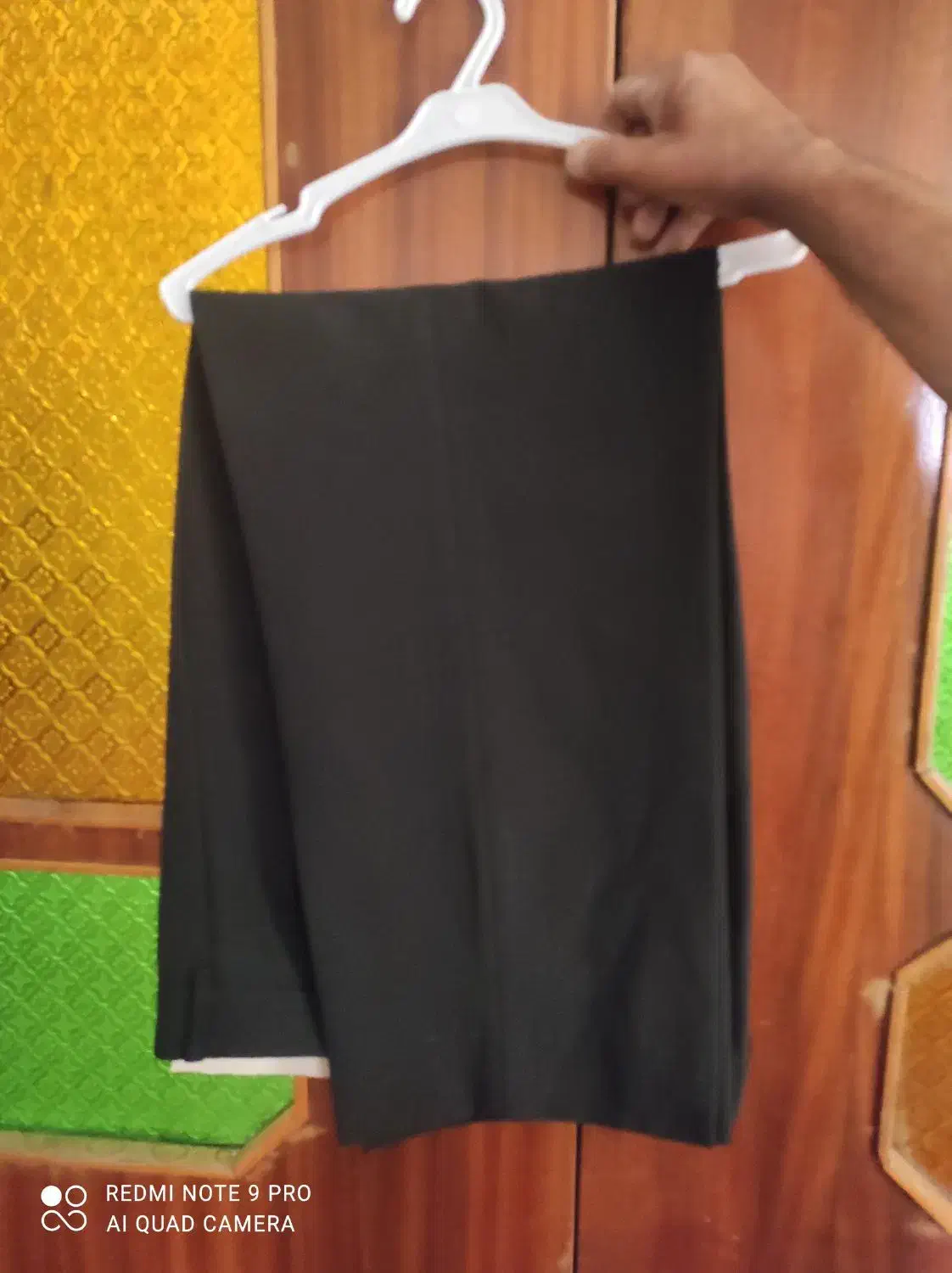 تعدادی لباس و کیف|لباس|تفت, |دیوار