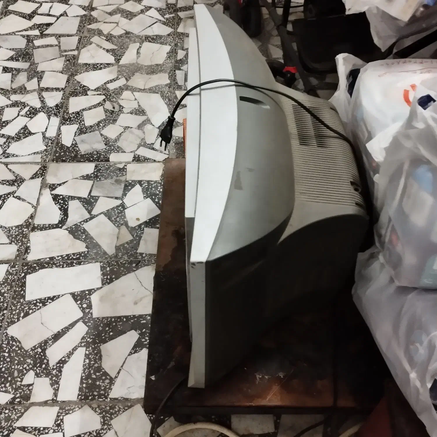 تلویزیون قدیمی صفحه ساف سالم داخل مغازه کار میکرده|تلویزیون و پروژکتور|قائمشهر, |دیوار