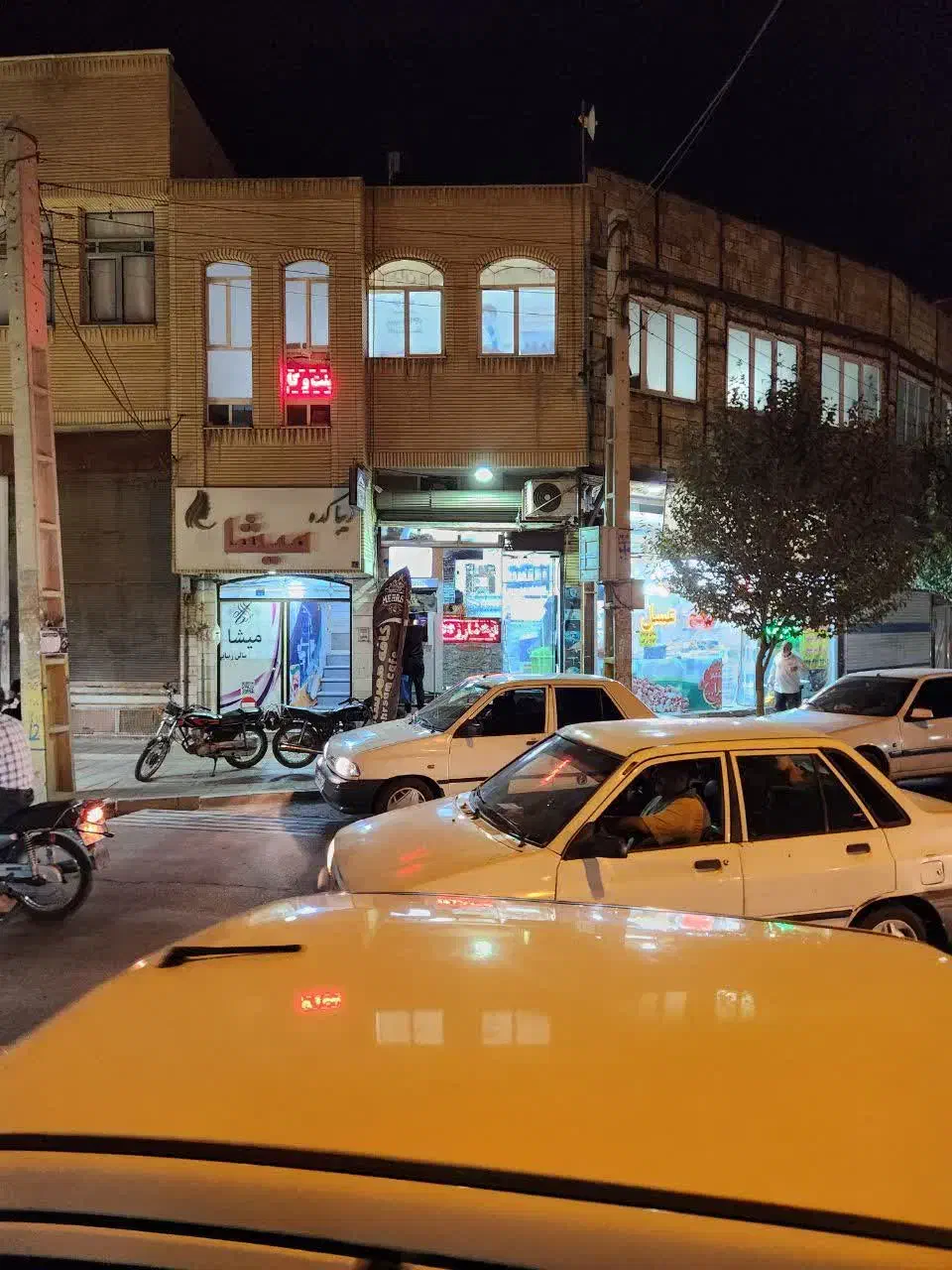 اجاره مغازه ۱۷ متری در ۲۴ متری سوم خرداد|اجارهٔ مغازه و غرفه|قم, شهرک امام حسین|دیوار