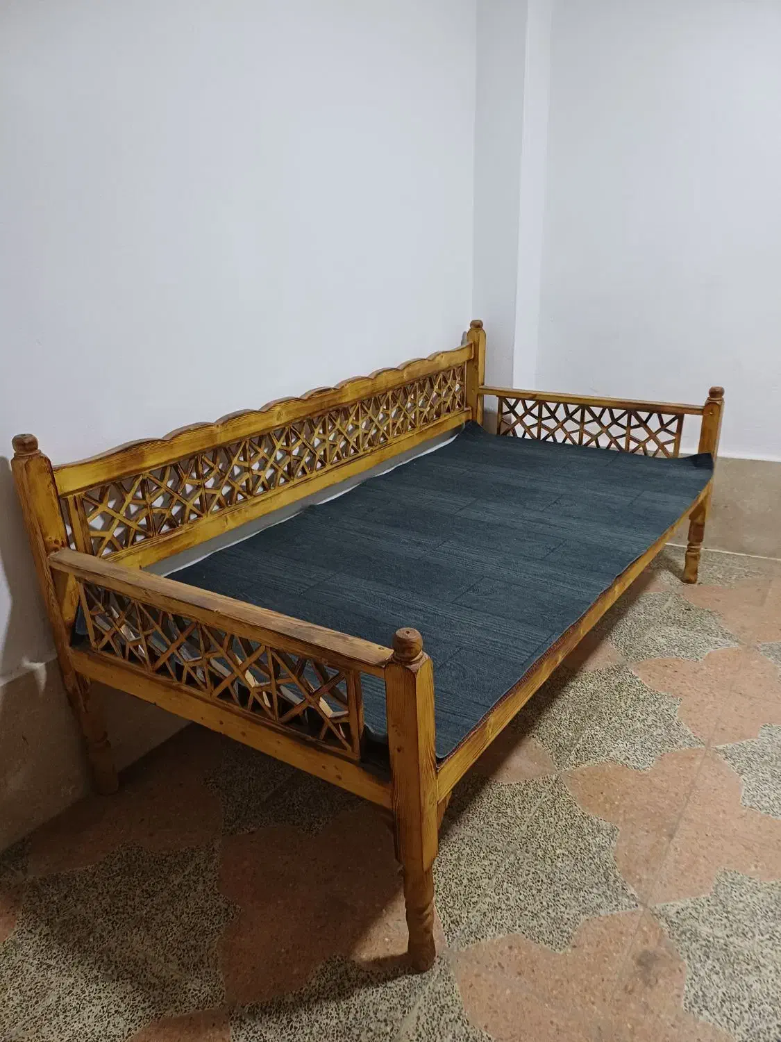 تخت سنتی چوبی|مبلمان خانگی و میز عسلی|آمل, |دیوار