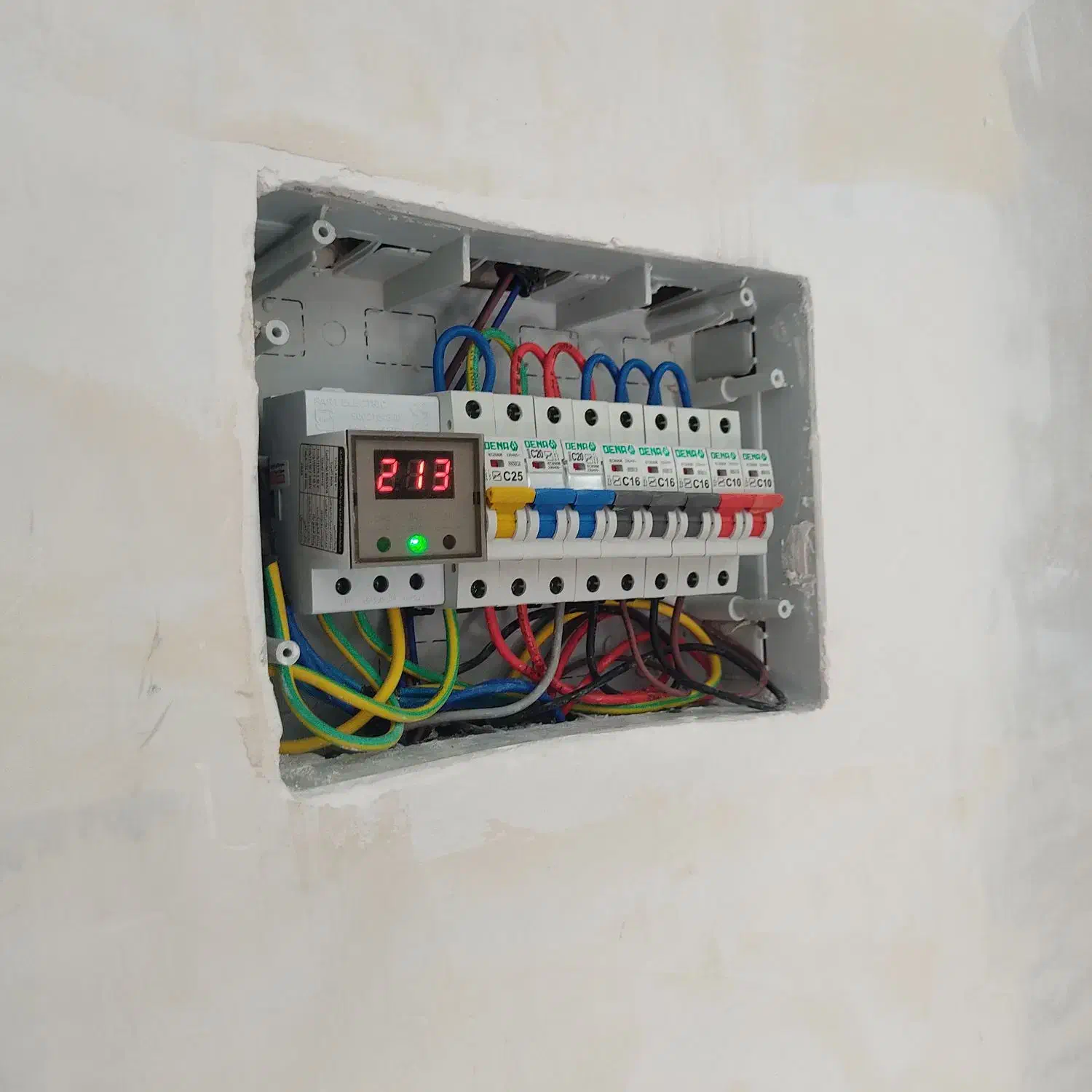 برقکاری سریع و مطمعن.برقکار سیم کش.نصب لوسترهالوژن|خدمات پیشه و مهارت|تبریز, |دیوار