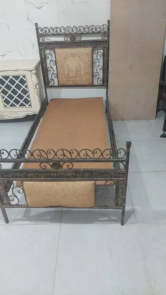 تخت فرفورژه طرح هخامنشی|تخت و سرویس خواب|یزد, |دیوار