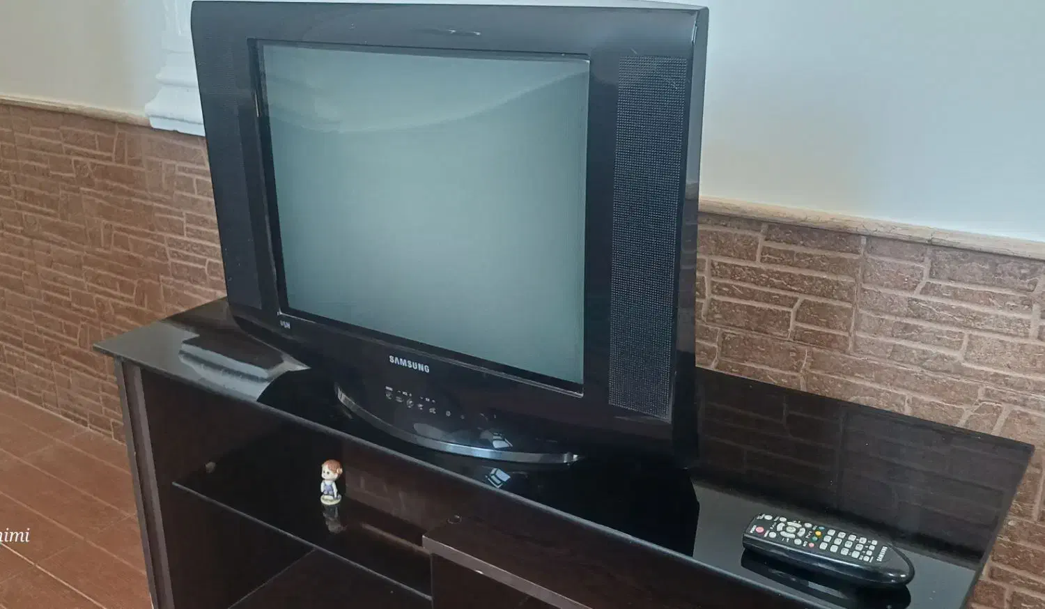 میز شیشه و mdf  و تلویزیون Samsung  u/slim|میز تلویزیون|شیراز, ارم|دیوار
