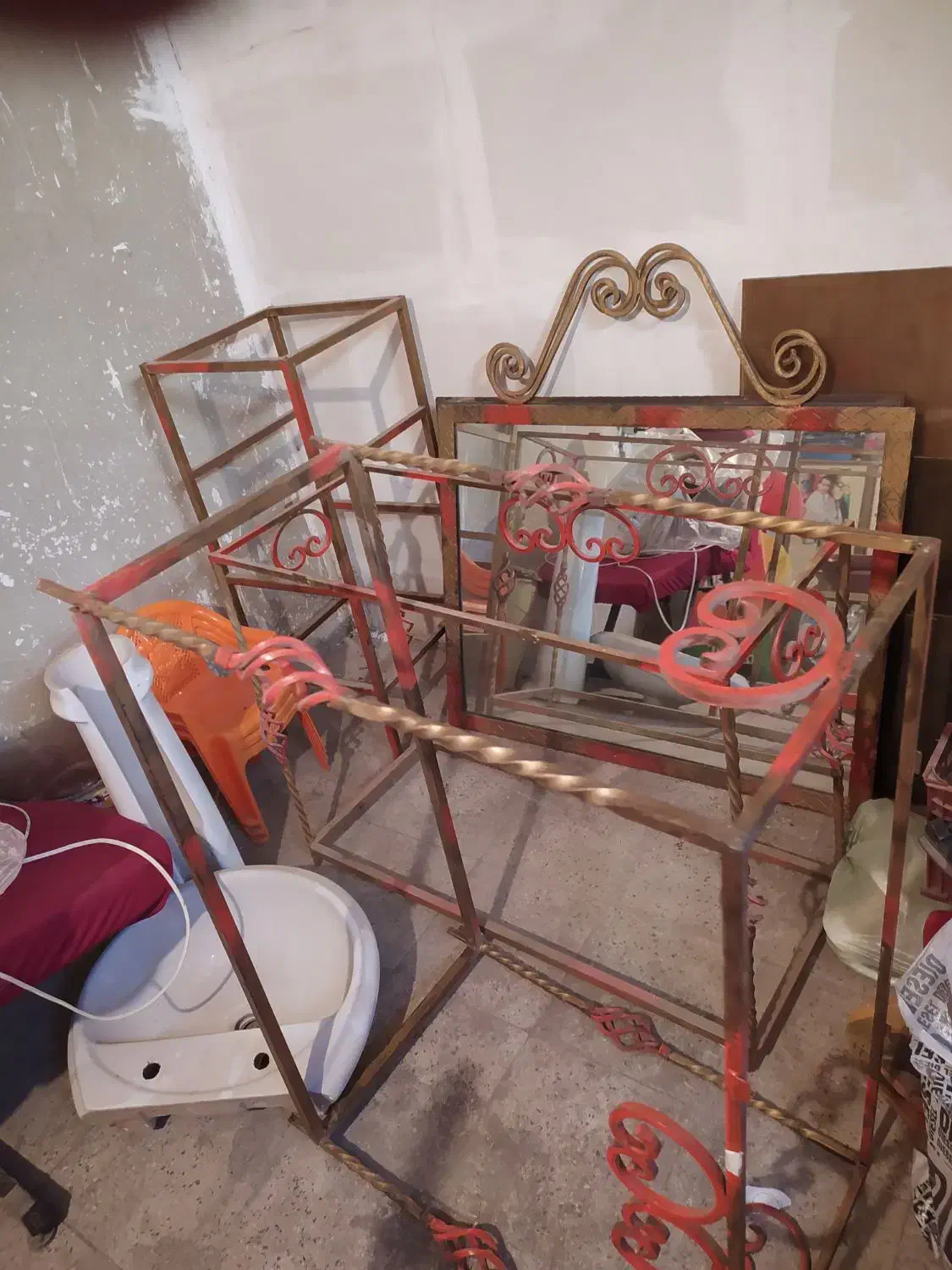 آینه و صندلی آرایشگاه و سشوار،روشویی|آرایشگاه و سالن‌های زیبایی|زنجان, |دیوار