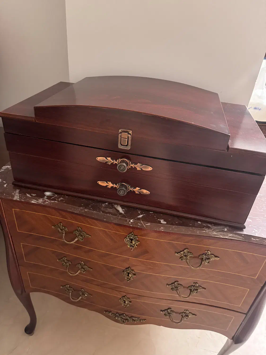 جعبه ی قاشق و چنگال در حد نو و تمیز|ظروف سرو و پذیرایی|تهران, قیطریه|دیوار