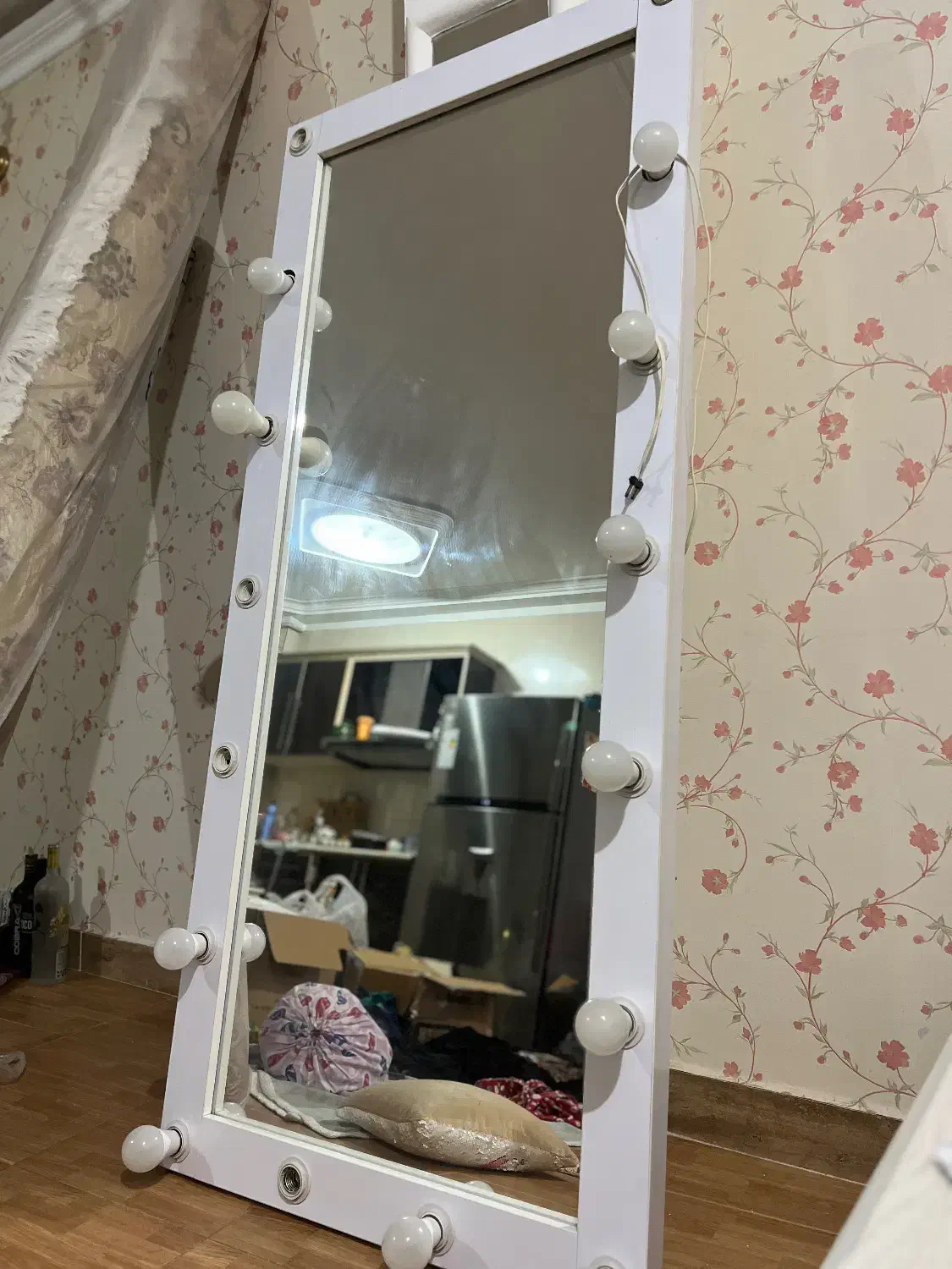 اینه چراغ دار|آرایشگاه و سالن‌های زیبایی|بندر انزلی, آذربایجان|دیوار