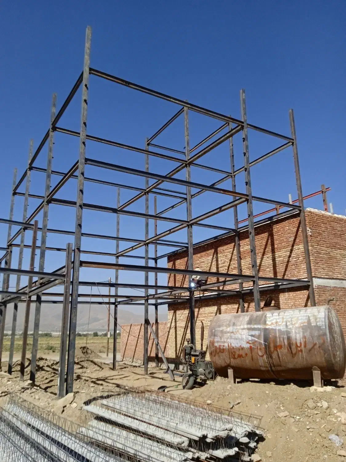 اجرای جوشکاری اسکلت و نیمه اسکلت|خدمات پیشه و مهارت|همدان, |دیوار