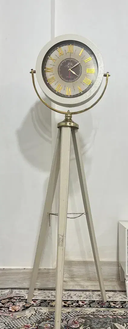 ساعت ایستاده نو و سالم هست|ساعت دیواری و تزئینی|زاهدان, |دیوار