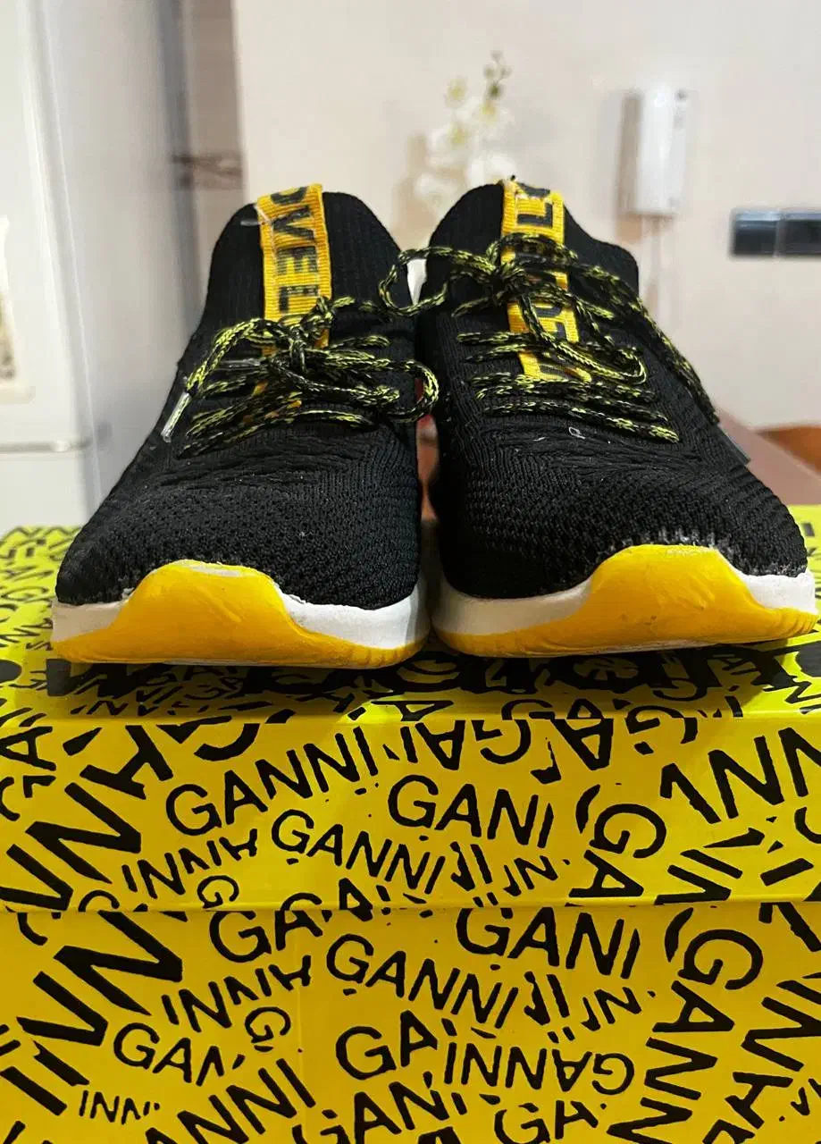 دوتا کتونی ۳۰۰ هر دو کاملا سالم|کیف، کفش، کمربند|رشت, جهاد|دیوار