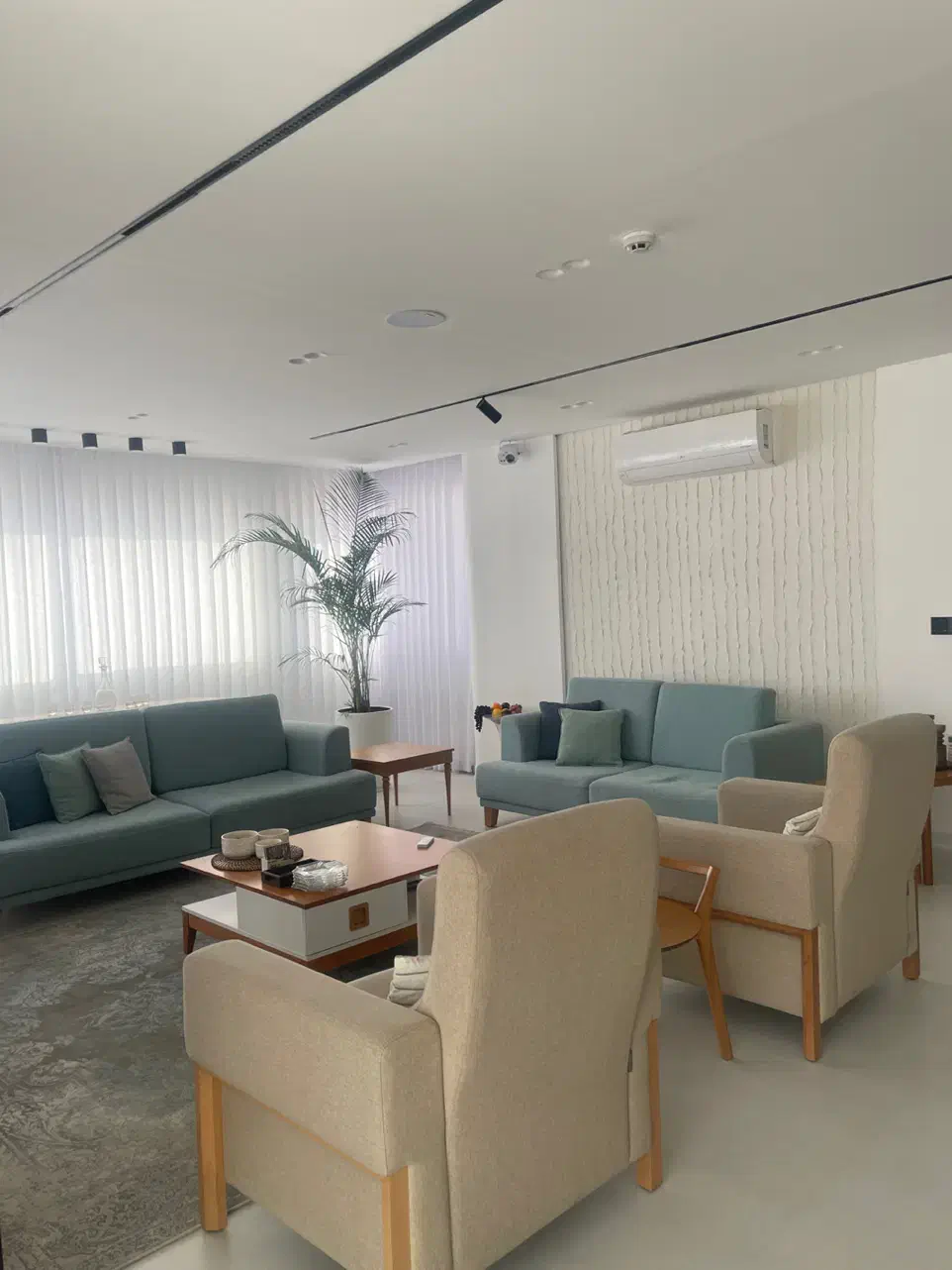 یک منزل کامل و زیبا با قیمت استثنایی|مبلمان خانگی و میز عسلی|شیراز, دکتر حسابی|دیوار